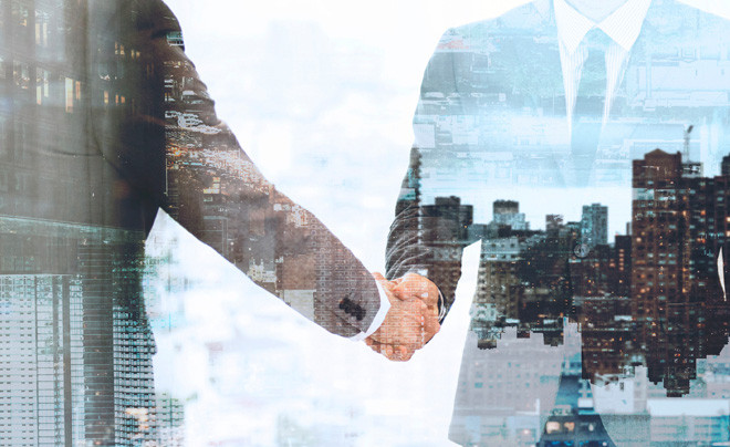 Người doanh nhân đang xem xét các lựa chọn tài chính để huy động vốn từ ngân hàng, với biểu đồ tăng trưởng phía sau.