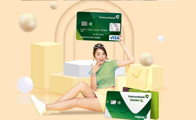 Người dùng sử dụng thẻ ghi nợ nội địa để thanh toán tại máy POS