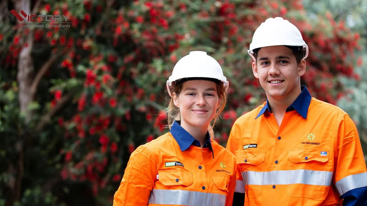 Người lao động đang làm việc trong xưởng sản xuất, thể hiện tay nghề chuyên môn