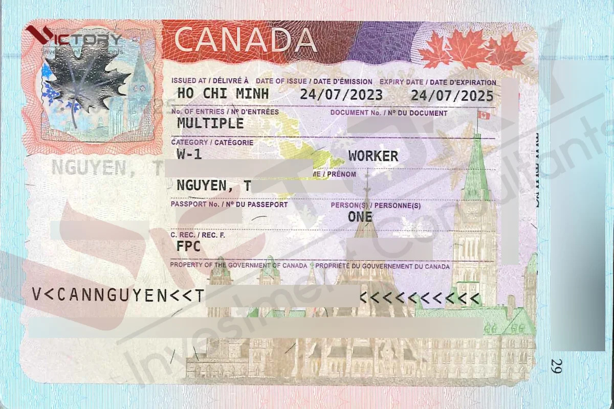 Người lao động quốc tế cầm giấy phép lao động Canada
