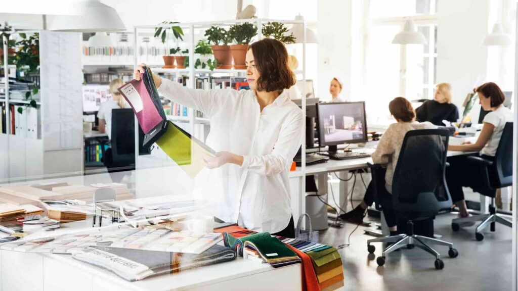 Người lao động quốc tế làm việc tại Phần Lan, thể hiện mục tiêu thúc đẩy di cư lao động của chính phủ.