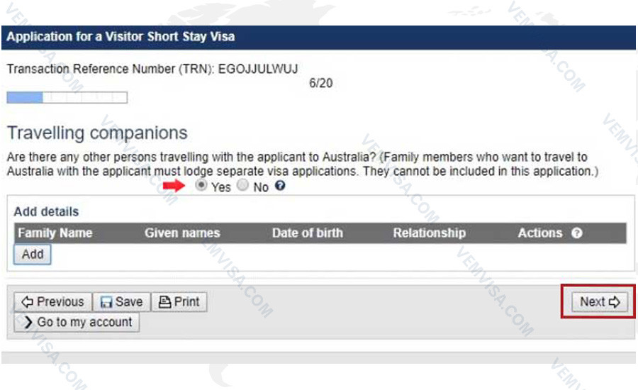 Người phụ nữ đang điền thông tin người đồng hành để xin visa Úc online