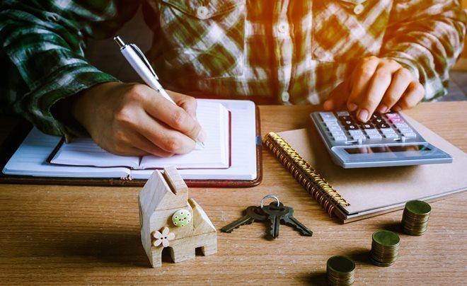 Người phụ nữ đang lo lắng nhìn vào hóa đơn, cảnh báo về những rủi ro khi tiết kiệm quá mức không cân đối.