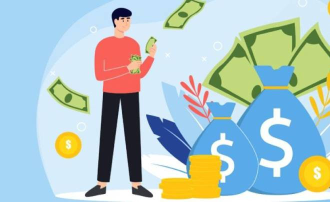 Người phụ nữ đang theo dõi chi tiêu trên điện thoại, bàn tay cầm bút ghi chú.