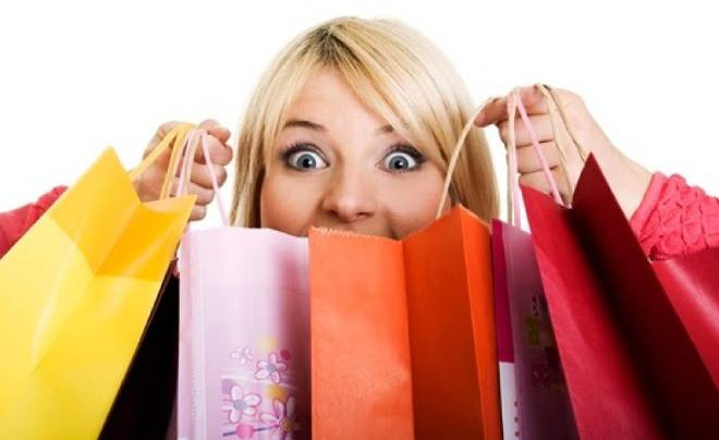 Người phụ nữ trẻ đang buồn bã xem hóa đơn mua sắm quá nhiều đồ đạc không cần thiết