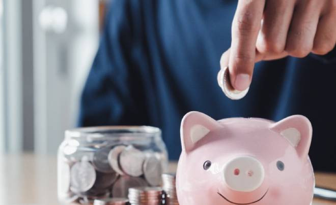 Người phụ nữ trẻ đang kiểm tra tài khoản tiết kiệm của mình với số tiền nhỏ nhưng tăng dần