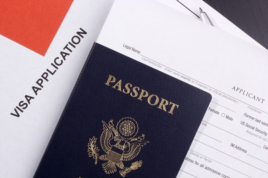 Người trẻ đang tìm hiểu thông tin và lập kế hoạch rõ ràng để xin visa du học Úc