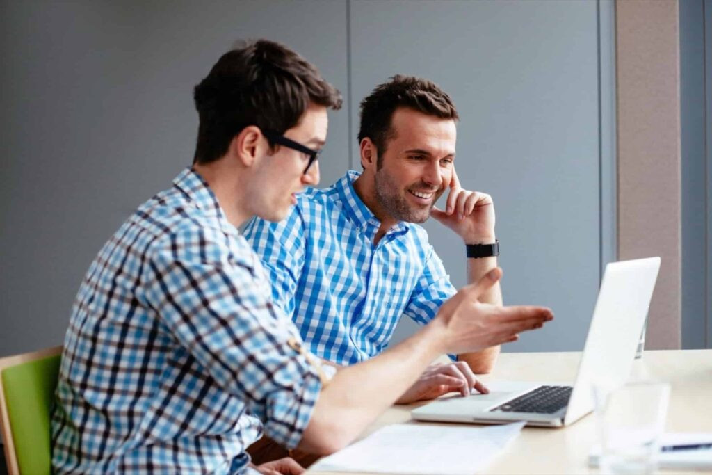 Nhân viên quốc tế làm việc tại đảo Síp với máy tính