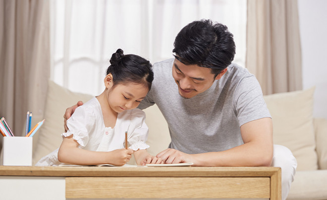 Nhiều cuốn sách giáo khoa và đồ dùng học tập được sắp xếp gọn gàng trên bàn, minh họa học phí và các khoản chi cho học tập