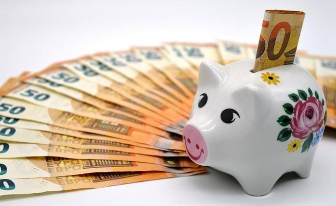 Những đồng xu xếp chồng lên nhau tăng dần biểu thị sự tăng trưởng tài chính từ việc tiết kiệm.