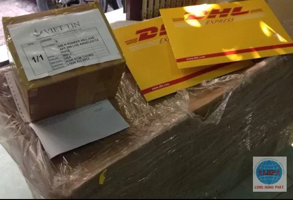 Quy trình đóng gói bưu phẩm và tài liệu khi gửi thư đi Mỹ