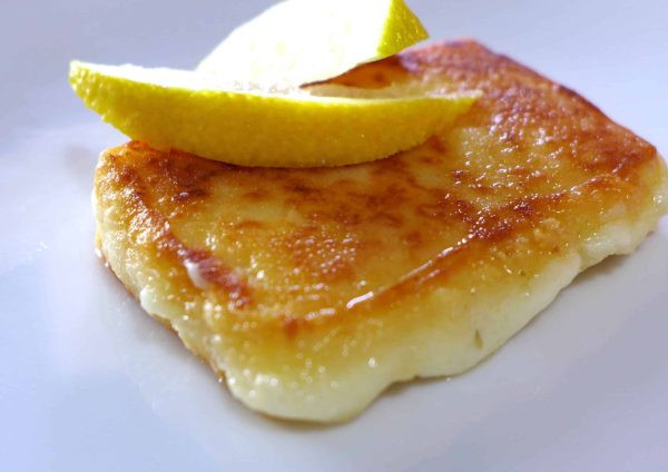 Saganaki - Món phô mai chiên giòn rụm, một khai vị đặc trưng của ẩm thực Hy Lạp