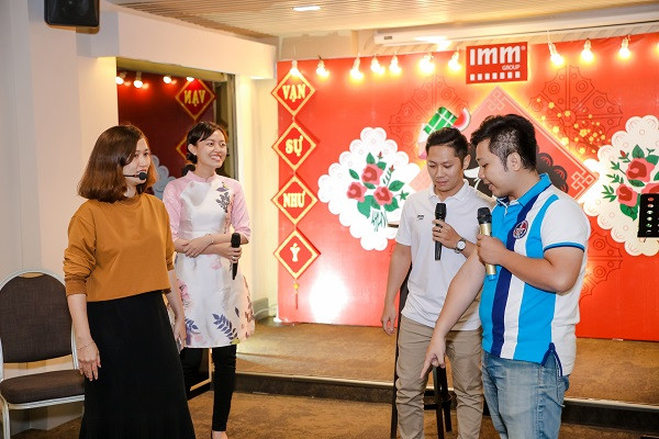 Sân khấu hài kịch với các tiểu phẩm độc đáo và vui nhộn tại tiệc cuối năm