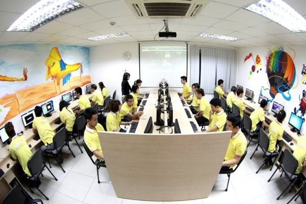 Sinh viên Arena Multimedia trình bày dự án thiết kế đa phương tiện trước giảng viên.