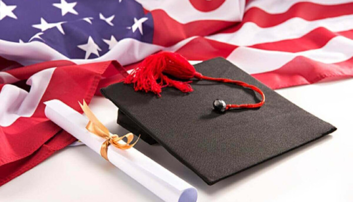 Sinh viên quốc tế với lá cờ Mỹ, tượng trưng cho giấc mơ du học Hoa Kỳ