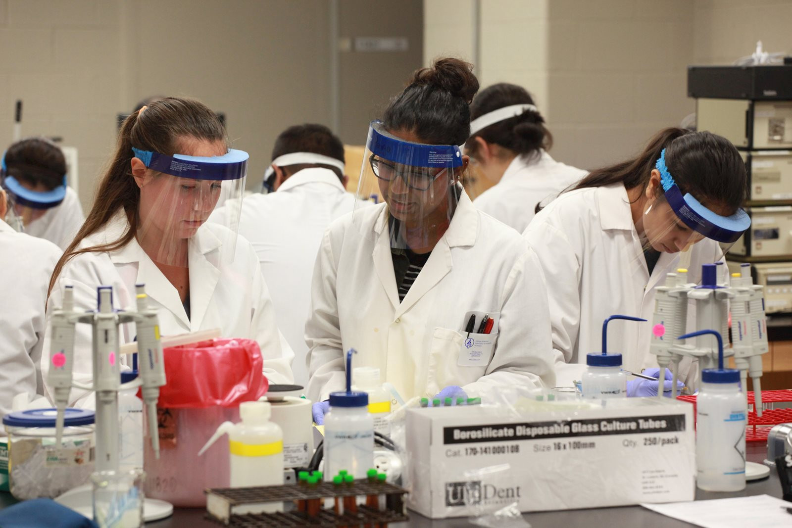 Sinh viên thực hành thí nghiệm tại St. Lawrence College