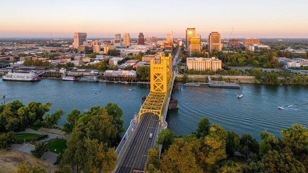 Sông American Rivers chảy qua trung tâm thành phố Sacramento