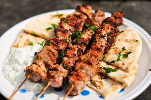 Souvlaki - Xiên thịt nướng thơm lừng, một biểu tượng của ẩm thực đường phố Hy Lạp
