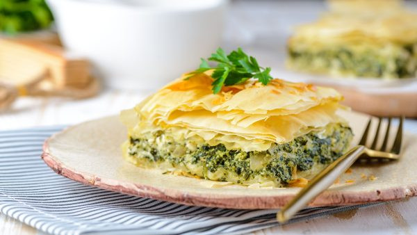 Spanakopita - Bánh rau bina và phô mai Feta thơm ngon, một phần của ẩm thực Hy Lạp