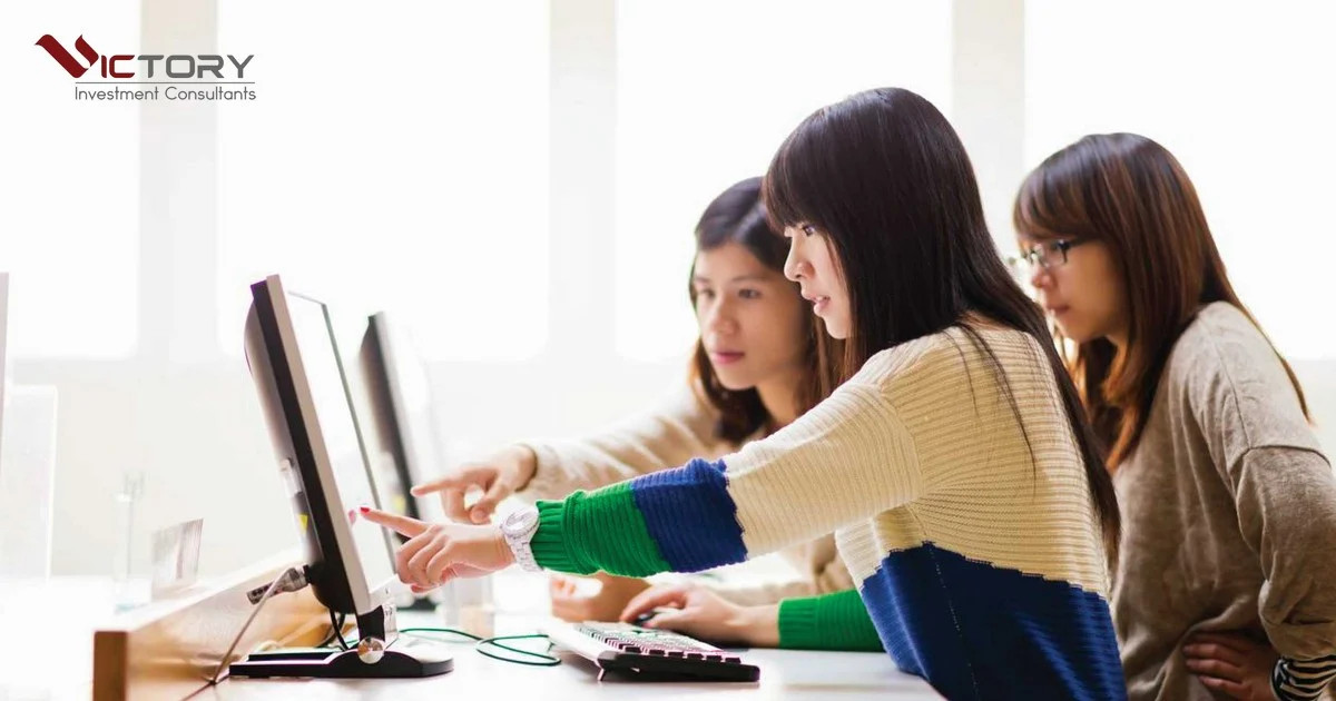 Thí sinh tự tin chuẩn bị bước vào kỳ thi PTE 30, thể hiện tâm lý vững vàng.