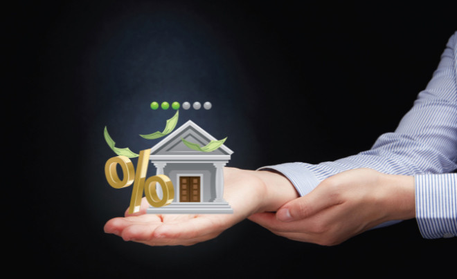 Tiền xu và cây non tượng trưng cho việc xây dựng quỹ tiết kiệm và dự phòng tài chính bền vững.