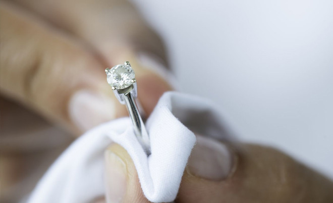 Vệ sinh định kỳ là bí quyết giúp đồ dùng và trang sức bạc luôn sáng bóng