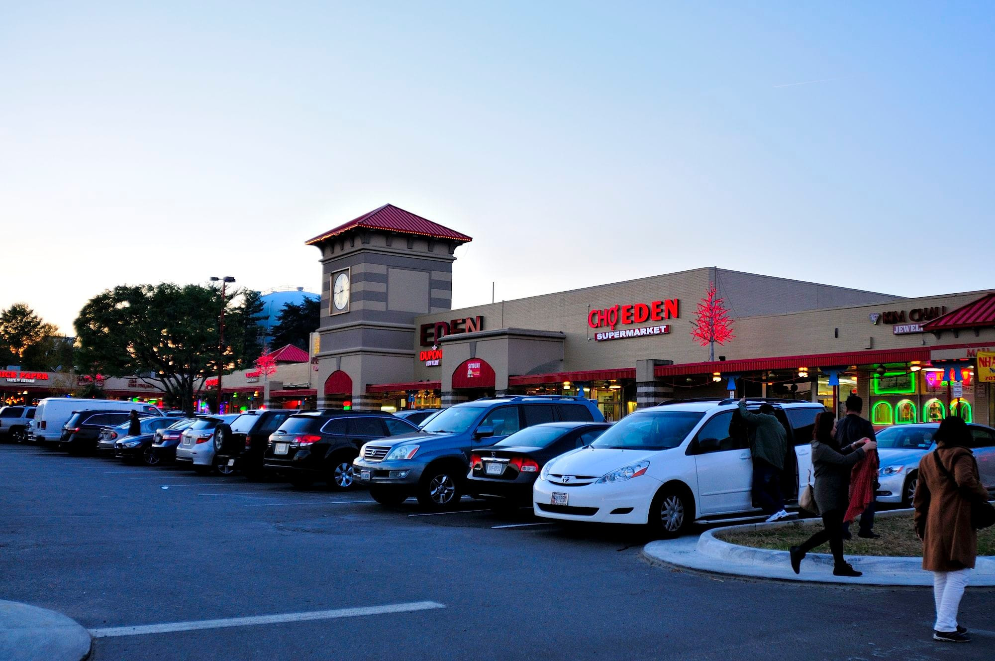 Xe buýt trường học ở Mỹ, biểu tượng của giáo dục và sự hỗ trợ cho trẻ em định cư Mỹ