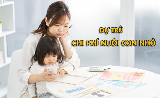 Xe đẩy em bé màu xám được đặt trên sàn gỗ với đồ chơi, sách và các vật dụng khác xung quanh