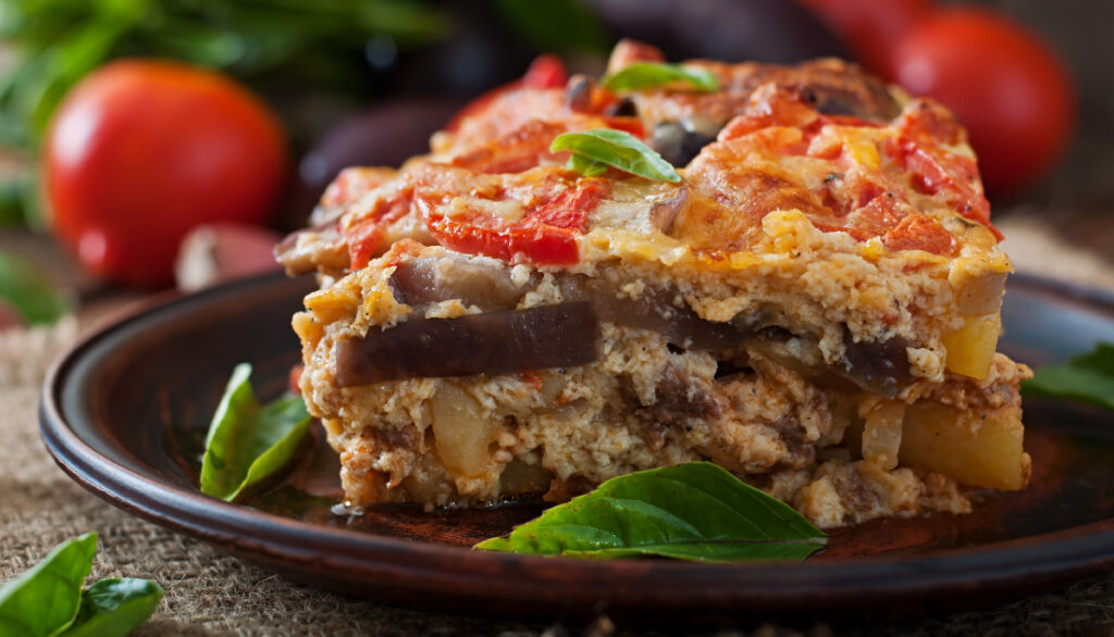 Ẩm thực Hy Lạp với các món ăn truyền thống nổi tiếng như Moussaka, Souvlaki và salad