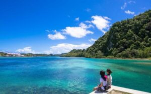 Bãi biển Dài (Long Beach) ở Palau với dải cát trắng mịn lộ ra khi thủy triều rút