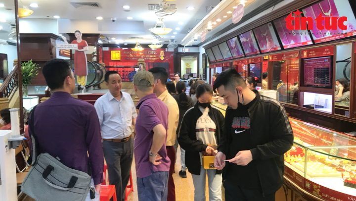 Bàn tay cầm thỏi vàng, biểu tượng cho sự tăng trưởng mạnh mẽ của giá vàng trong nước tháng 4 năm 2024.