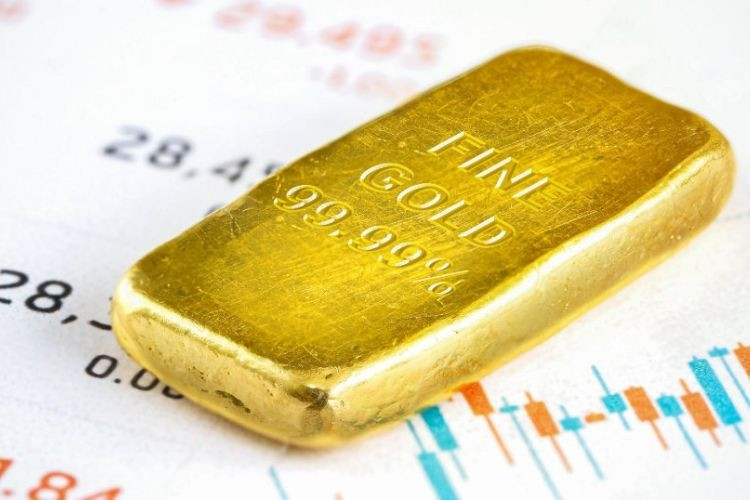 Bàn tay nâng niu một thỏi vàng, nhấn mạnh tầm quan trọng của việc chọn đúng thời điểm đầu tư và hiểu rõ giá vàng 9999 hiện tại bao nhiêu một chỉ.