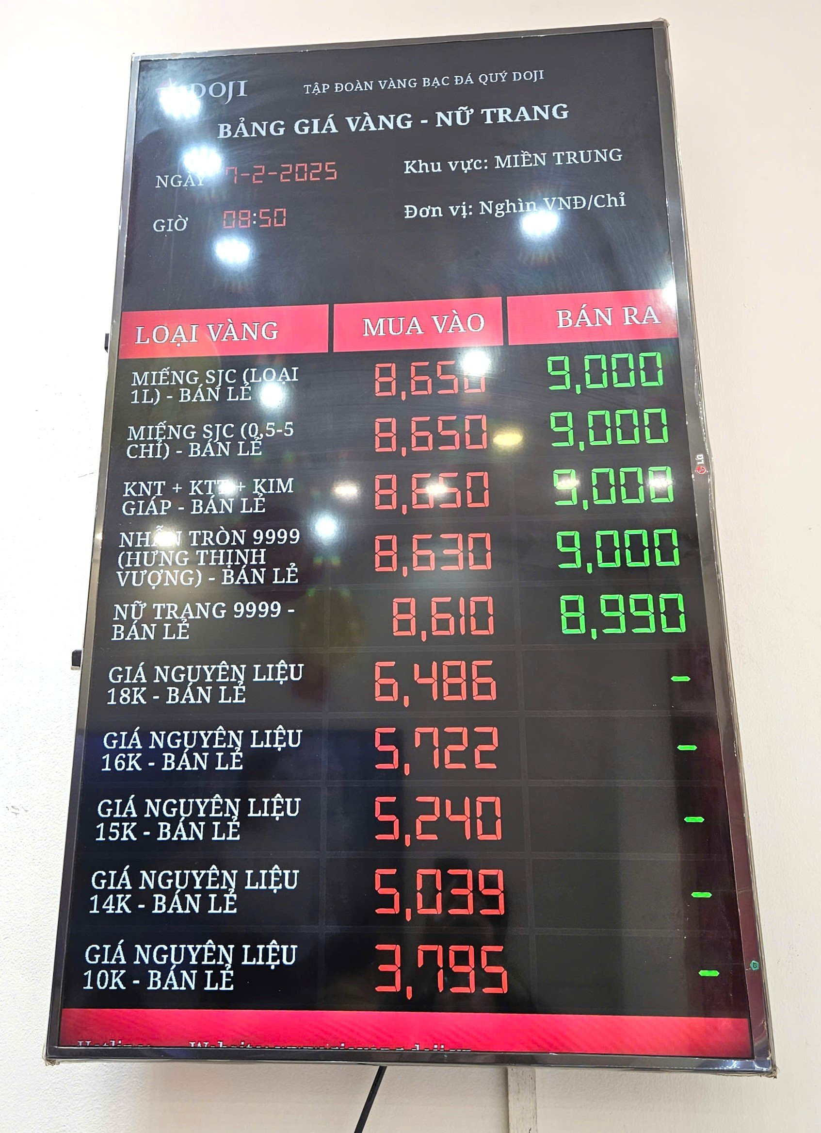 Bảng niêm yết giá vàng tại DOJI, cho thấy thông tin cập nhật về giá vàng từ một thương hiệu lớn.