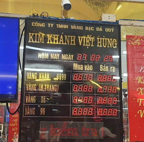 Bảng niêm yết giá vàng tại Kim Khánh Việt Hùng, cập nhật thông tin về giá vàng trong ngày giao dịch sôi động.