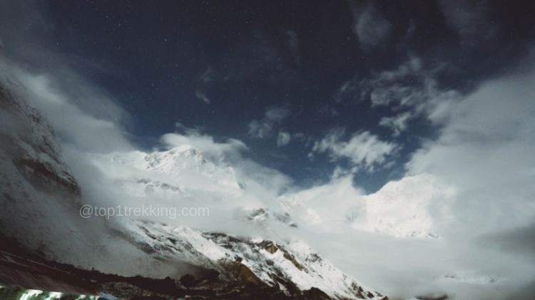 Bầu trời đêm đầy sao trên đỉnh Annapurna ở vùng Himalaya, Nepal