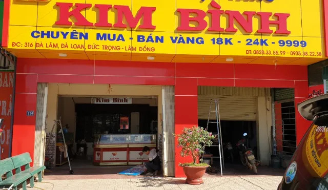 Bên trong tiệm vàng Kim Bình tại Đức Trọng, Lâm Đồng với các sản phẩm vàng chất lượng