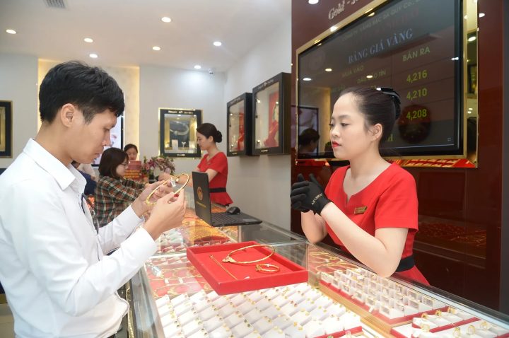 Biến động bảng giá vàng SJC và vàng nhẫn 9999 tại Việt Nam, cập nhật 2025