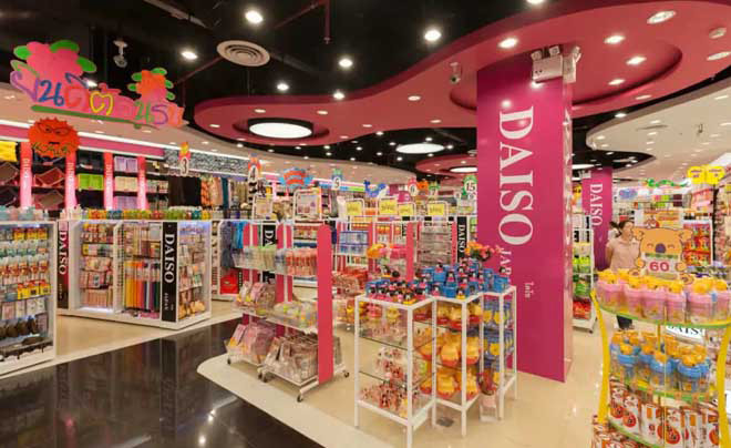 Biển hiệu và không gian mua sắm tại cửa hàng Daiso 100 Yên.