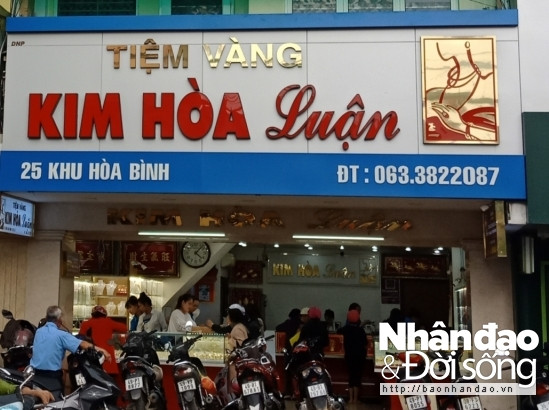Cảnh đông đúc tại tiệm vàng Kim Hoà Luận tại Đà Lạt