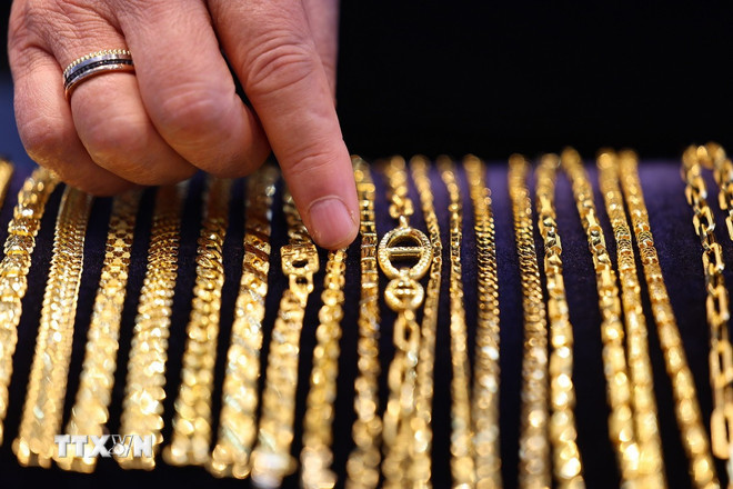 Cảnh trang sức vàng được bày bán tại tiệm kim hoàn ở Seoul, Hàn Quốc, thể hiện nhu cầu và sức hấp dẫn của kim loại quý