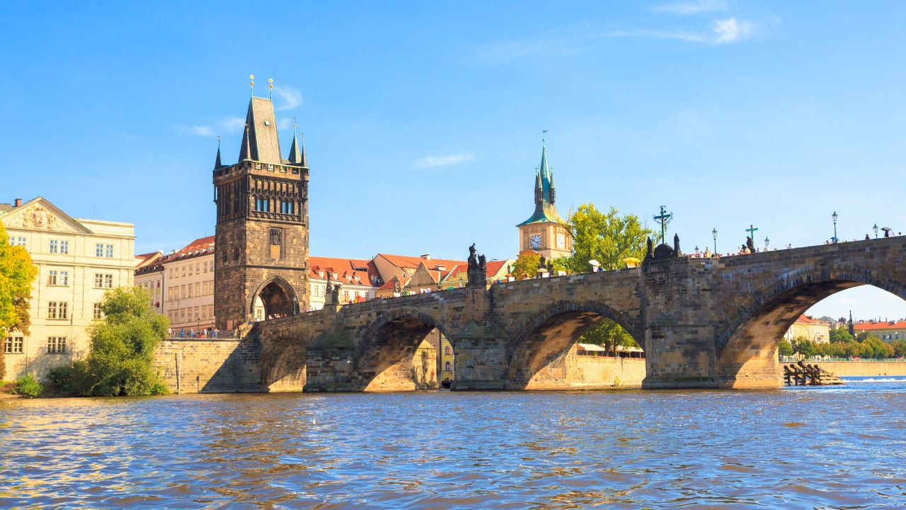 Cầu Charles cổ kính bắc qua sông Vltava ở Prague, một biểu tượng kiến trúc của Cộng hòa Séc