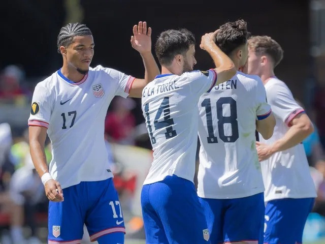 Cầu thủ Hoa Kỳ và Guatemala tranh bóng quyết liệt trên sân cỏ, hình ảnh tiêu biểu cho trận bán kết Cúp Vàng CONCACAF.