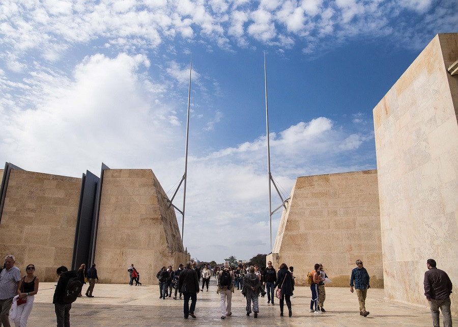 Cuộc sống hiện đại và yên bình tại Malta, thu hút những người muốn định cư.