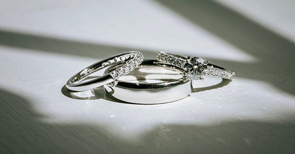 dac-diem-vang-trang-y