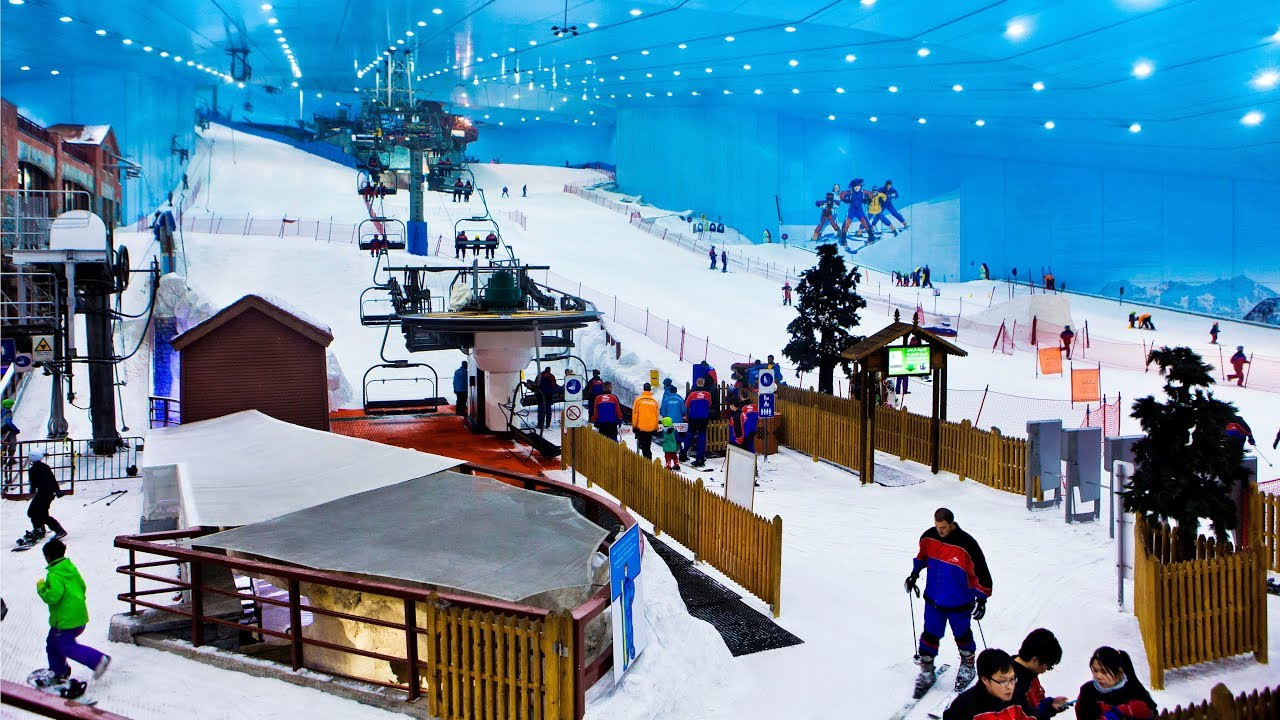 Du khách vui chơi trượt tuyết tại Ski Dubai, công viên tuyết trong nhà