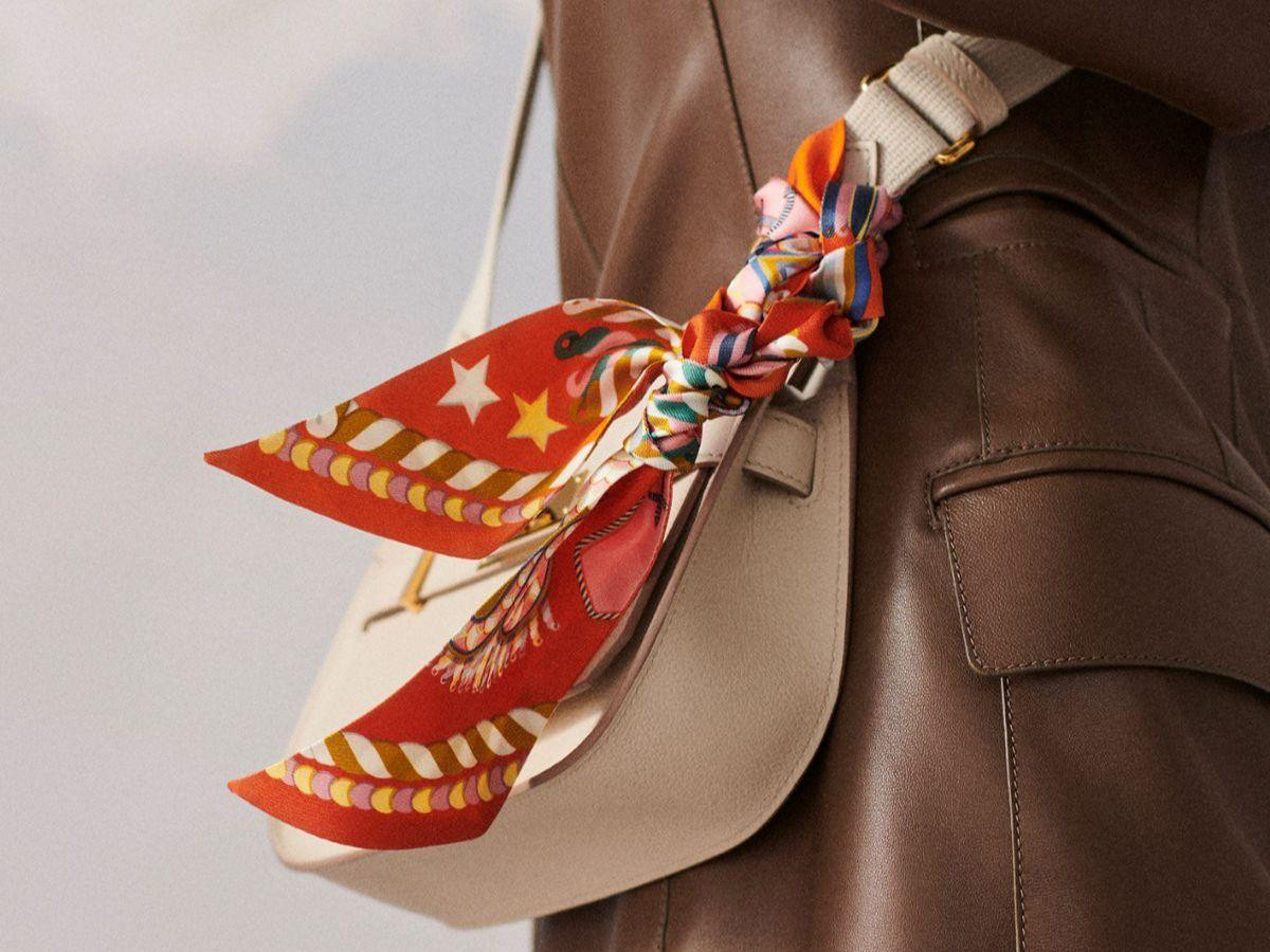 F5 chiếc túi xách với khăn choàng Dubai