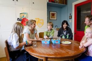 Gia đình Kiwi thân thiện trong một homestay tại New Zealand, mang lại trải nghiệm độc đáo cho tour du lịch New Zealand