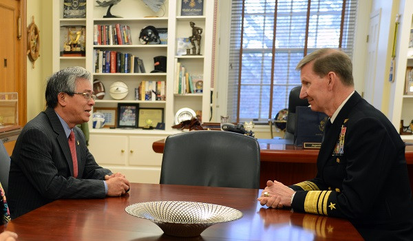 Giám đốc Học viện Hải quân Hoa Kỳ và Đại sứ Việt Nam trao đổi về giáo dục, một yếu tố quan trọng trong động lực phát triển nền kinh tế của Hoa Kỳ