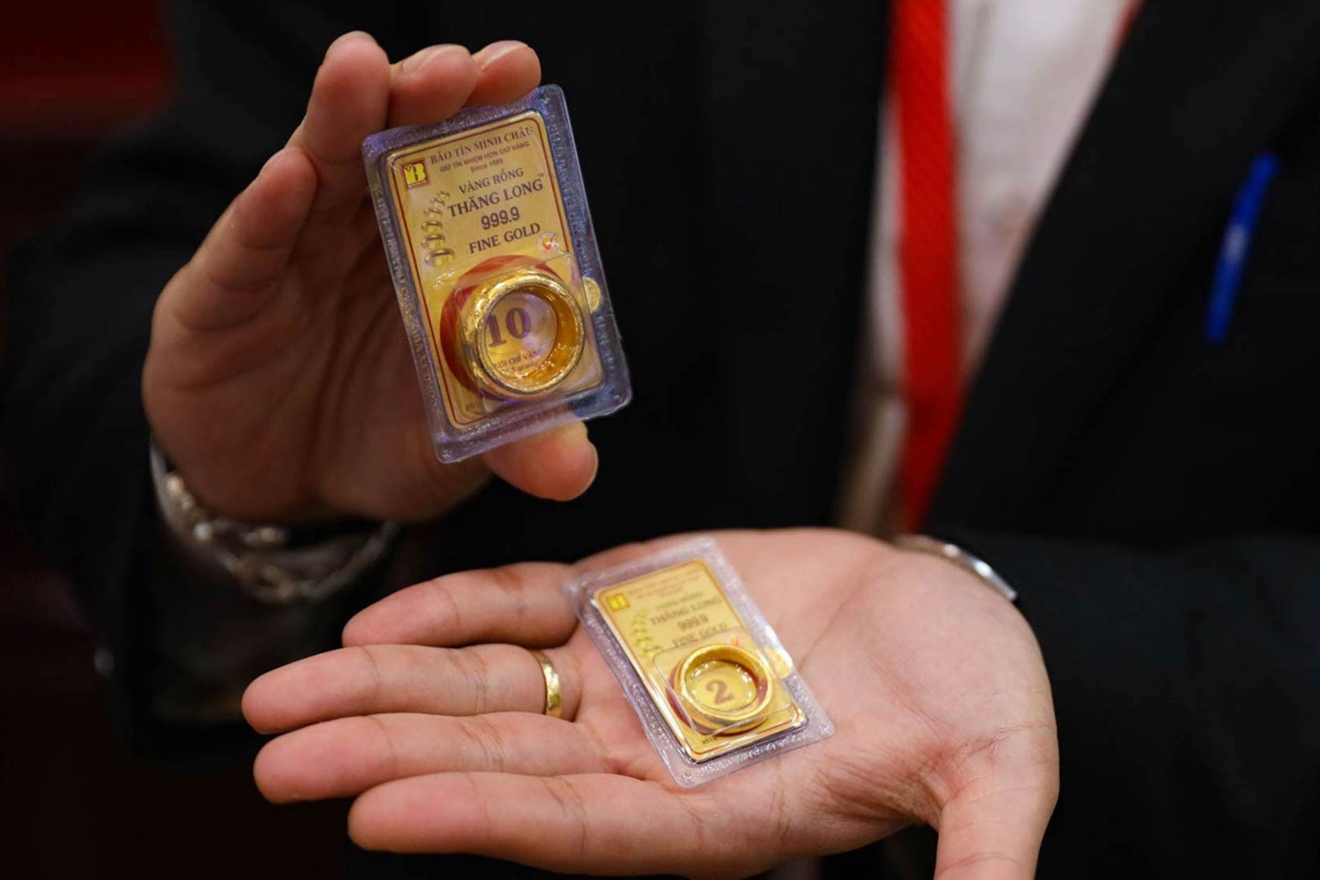 Hình ảnh minh họa vàng miếng và vàng nhẫn trên thị trường ngày 24 tháng 12 năm 2024