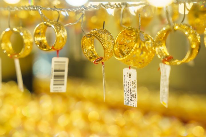 Hình ảnh mô phỏng dự báo giá vàng 10/3/2025 và các yếu tố ảnh hưởng đến thị trường vàng toàn cầu.